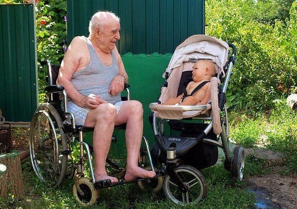 Одной крови! Прадед и правнук. Оба почти лысые, почти без зубов ... и не работают  Разница в возрасте ровно 90 лет!!! ЗДОРОВЬЯ!