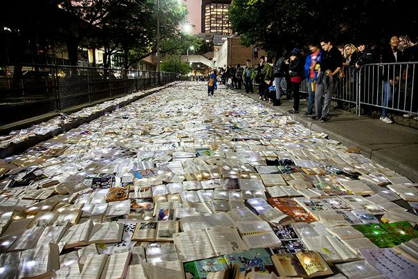 На арт-фестивале Nuit Blanche в Торонто проект Luzinterruptus представил концептуальную инсталляцию Literature vs. Traffic (литература против движения). Одна из улиц города была выложена тысячами различных книг, внутрь которых между страниц для привлечения внимания были вложены фонарики. Таким образом авторы выступают за то, чтобы литература занимала больше уличного пространства, чем автомобильное движение. Ранее авторы уже создавали подобную иснсталляцию Нью-Йорке, Мадриде и Мельбурне.