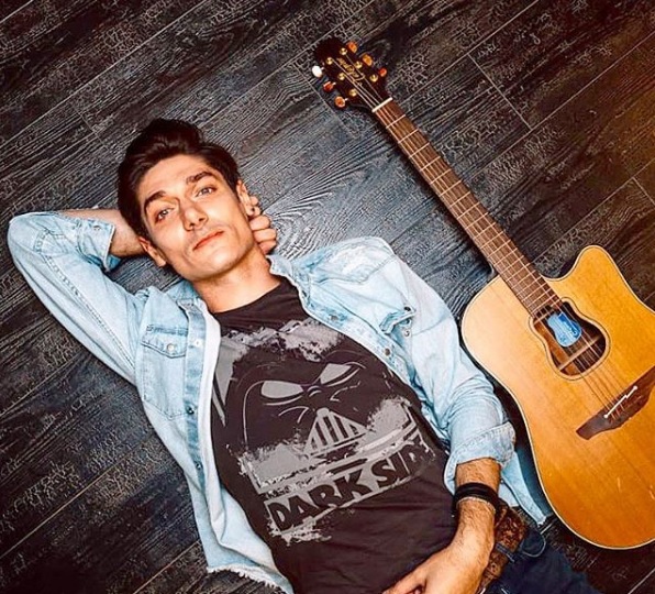 «Сплин», «Монеточка», Земфира! Ну конечно, такой плейлист мог составить только Дмитрий Ленский! НАШ поэт, невольник чести! Слушать: 