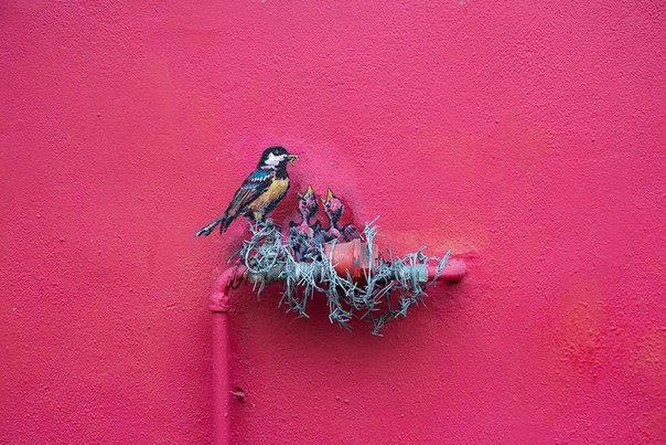 Литовский художник Эрнест Захаревич (Ernest Zacharevic) предпочитает тонкую работу, замечая на улицах непримечательные объекты и дополняя их рисунками. #public_art