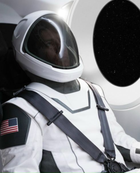 Илон Маск показал фирменный скафандр SpaceX