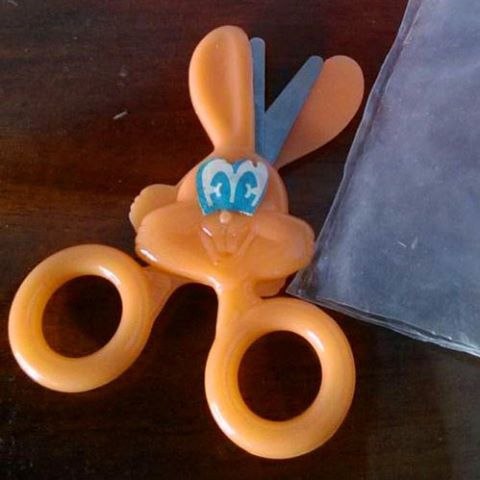 Детские ножницы, которые даже новые плохо резали бумагу. Интересно, это игрушка или, все-таки, инструмент для разрезания))