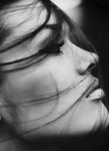 Мне трудно в этот мир вписаться,