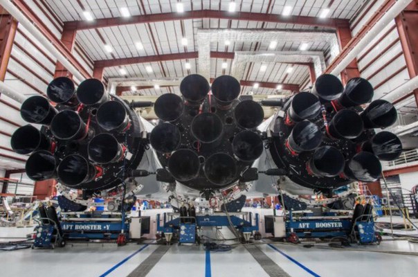 Илон Маск показал почти собранную ракету-носитель Falcon Heavy