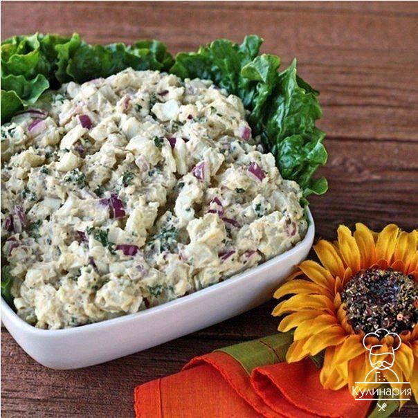 Картофельный салат с красным луком и петрушкой