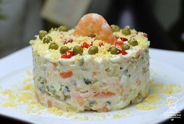 Салат Оливье с тунцом и креветками