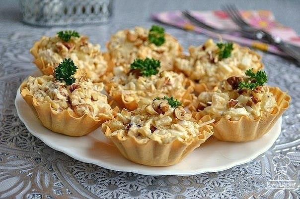 САЛАТ С КУРИЦЕЙ И АНАНАСОМ В ТАРТАЛЕТКАХ. 