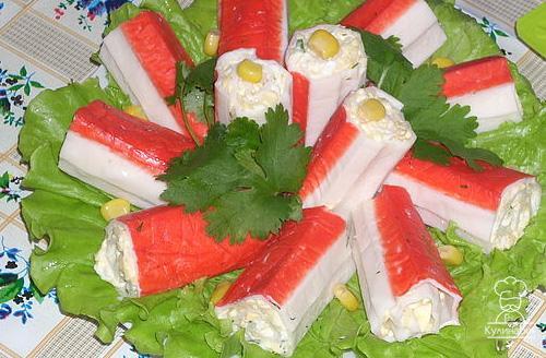Закуска сыр с чесноком в крабовых палочках.