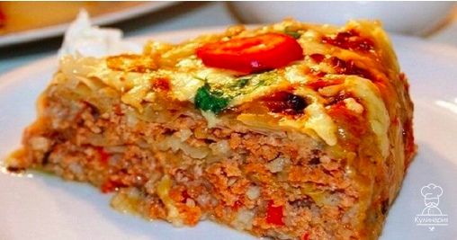 Пирог с капустой и мясным фаршем .