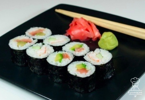 Роллы с авокадо, лососем и огурцом
