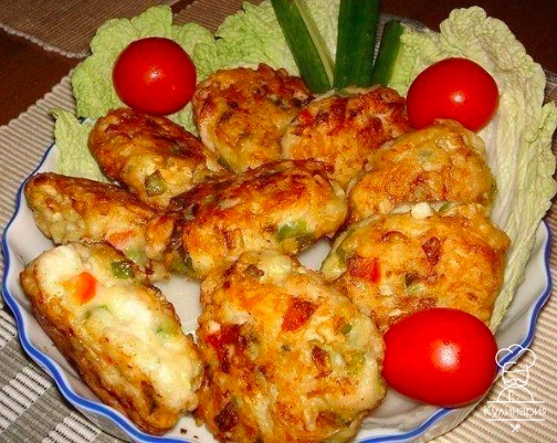 Рецепт очень вкусных и полезных котлет из куриного мяса с овощами и сыром. Вкус у этих котлет получается очень пикантный и необычный.