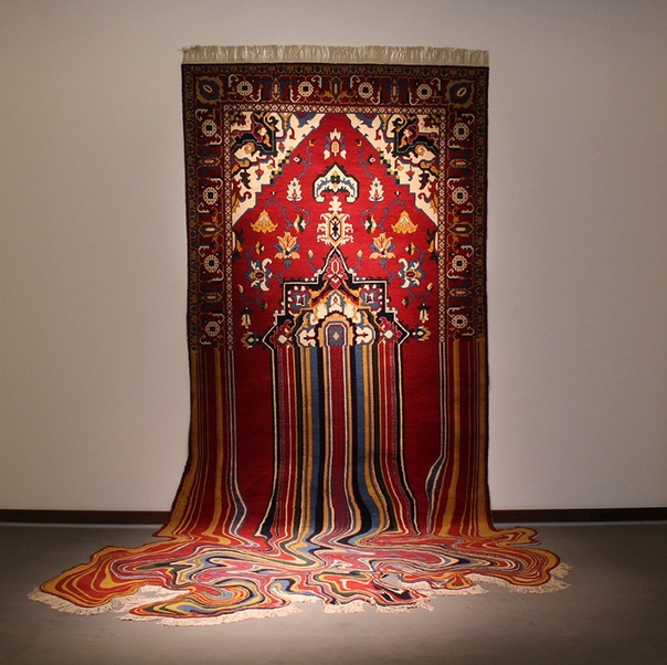 Азербайджанский художник Фаиг Ахмед создает удивительные изделия по мотивам традиционных азербайджанских ковров, которые отличаются обилием нехарактерных линий и узоров. В своих работах автор преподносит классические вещи своей страны в современном контексте.