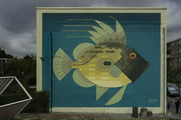 Амок Айланд (Amok Island) родился в Нидерландах, но переехал в Австралию несколько лет назад. Художник считает, что чем меньше заводов и предприятий, тем нам лучше жить, поэтому он создает рисунки фауны на трубах и стенах производственных зданий.