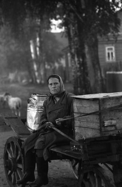 На снимках Людмилы Таболиной из Ладыгино можно найти все: любовь и смерть, радость и боль, свет и возвращение. В цикле «Гуляй, деревня!» прямо на улице пляшут под гармошку деревенские жители, устроившие праздник на 9 мая. Жизнь самых простых бытовых предметов раскрывается в светло-печальных циклах «Осенний день старой банки» и «Старое зеркало». Немало у автора и фотографий, посвященных интерьеру сельского дома или укладу деревенской жизни, в которой так много сохранилось от традиционного крестьянского быта.