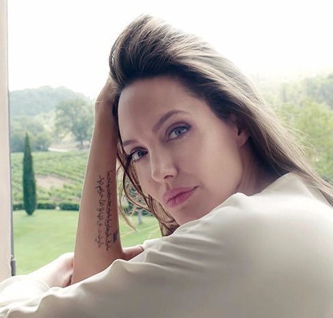 В свои 41 она шикарная. Дай знать, если считаешь её красивой &