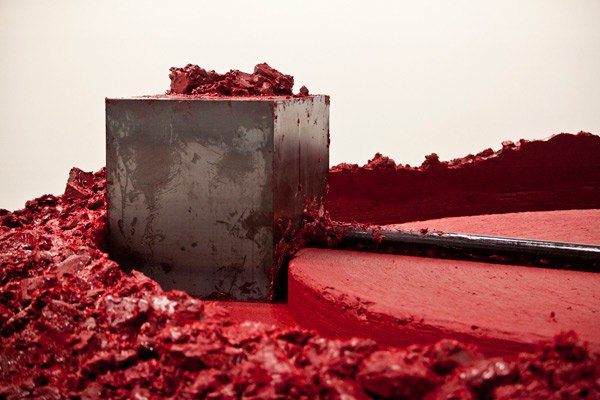 Аниш Капур – один из самых влиятельных художников, изменивших представление о современной скульптуре и способах ее репрезентации. Он родился в Бомбее, с 1970-х живет и работает в Лондоне. В 1990 году скульптор представлял Великобританию на Венецианской биеннале, где был отмечен премией «Premio Duemila», а через год стал лауреатом Премии Тернера. В 2009 году Аниш Капур стал первым из ныне живущих художников, чья выставка прошла в лондонской Королевской академии художеств.