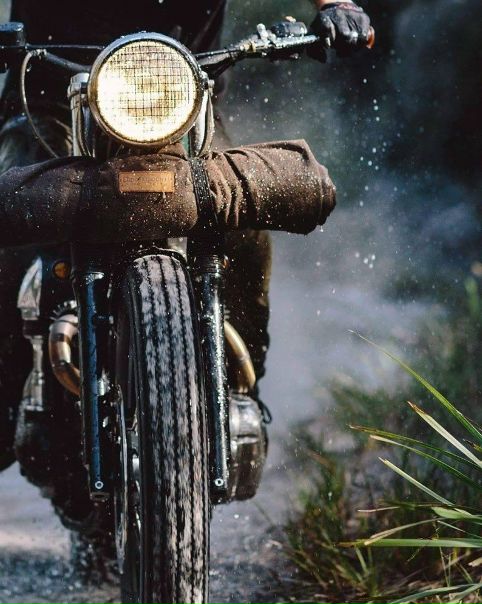 Многие люди не сдвигаются с места, потому что им важно ощущение надежности. Изменения пугают их. Но реальность такова: все жизненные награды находятся вне зоны комфорта. Смиритесь с этим. Страх и риск – обязательные стадии, если вы хотите жить успешно и интересно. 