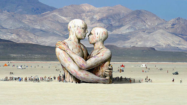 Продолжаем рассказывать о фестивале Burning Man (Горящий человек), который раз в году собирает инсталляции художников со всего мира в пустыне Невада. И ежегодно для фестиваля отстраивается деревянная фигура или фигуры, которые в день завершения фестиваля сгорают - так же, как горят в творческом огне сами художники. #art_contemporary