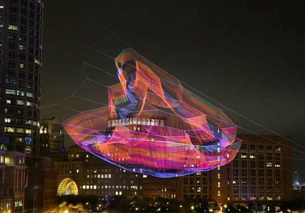 Современная художница Жанет Эхельман (Janet Echelman) создала красивую и эффектную инсталляцию, посвященную центру Бостона. 