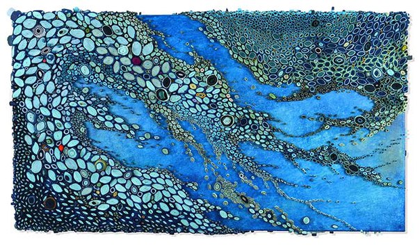 Amy Genser создаёт свои абстрактные работы, вдохновляясь морем. Скручивая бумагу в роллы и разрезая её, она имитирует формы волн, пены, кораллов, повторяя причудливость и изменчивость подвижной водяной стихии. 