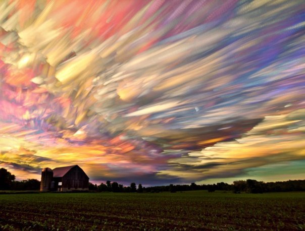 Мэтт Моллой (Matt Molloy) создаёт удивительные фотографии, больше похожие на картины, чем цифровые изображения. Для создания подобного эффекта он использует обычный графический редактор, в котором накладывает несколько фотографий одного и того же пейзажа друг на друга, вследствие чего небо выглядит словно нарисованное яркими мазками кисти.