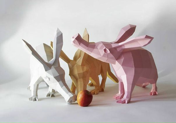Вольфрам Кампфмейер (Wolfram Kampffmeyer) – 3D-художник из Германии и автор оригинальной коллекции объемных бумажных скульптур птиц и животных. Все работы Вольфрама выполнены с невероятной теплотой и любовью, что не может остаться незамеченным при одном лишь взгляде на красочные изделия. Очаровательные бумажные сурикаты, фламинго и даже импровизированные чучела оленей выглядят не просто безобидно, но очень даже трогательно. 