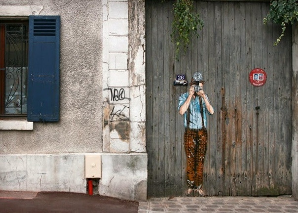 Jana & JS - это австро-французская пара талантливых уличных художников, чьи работы можно найти как на городских улицах, так и в замкнутом пространстве жилых и заброшенных зданий. Сюжеты их работ вдохновлены городом, его инфраструктурой, архитектурой и изменениями происходящими в них с течением времени, а также его жителями, выступающими в роли главных зрителей, ценителей и критиков их работ.