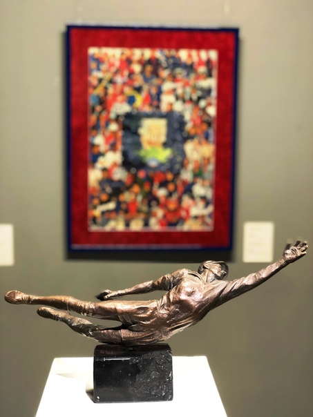 Настроение дня хорошо отражают две скульптуры Семена Платонова с выставки 