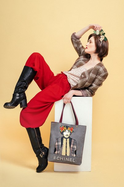 Марка  выпускает необычные рюкзаки и сумки шопперы с портретами классиков. Коллекция 