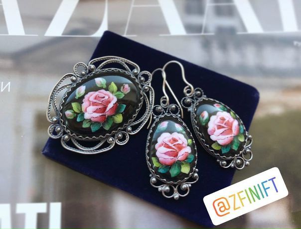 Брошь и серьги выполнены в технике Финифть. Ручная работа