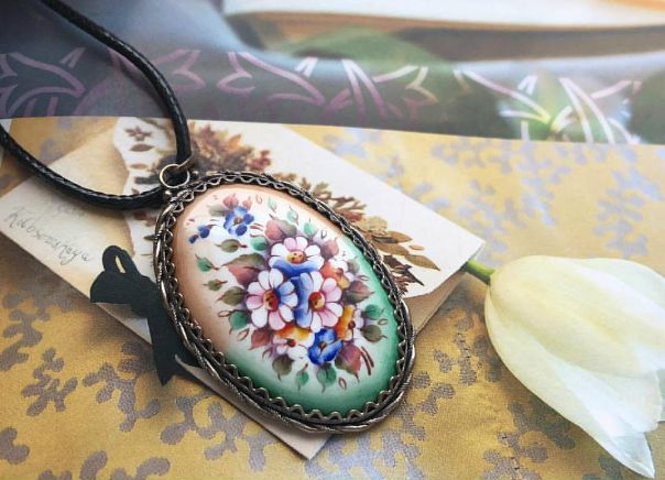 Кулон в наличии. Финифть. Ручная работа