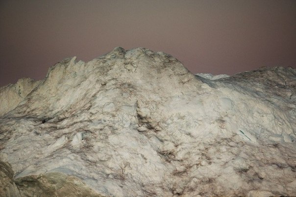 Серия фотографий «Таяние/Портрет айсберга» («Melt/Portrait Of An Iceberg») нью-йоркского фотографа Саймона Харсента (Simon Harsent’s) деликатно трактует три основных темы: вода, небо и лёд. В результате получаются деликатные по цвету и богатые по текстуре изображения, больше похожие на пейзажную живопись.