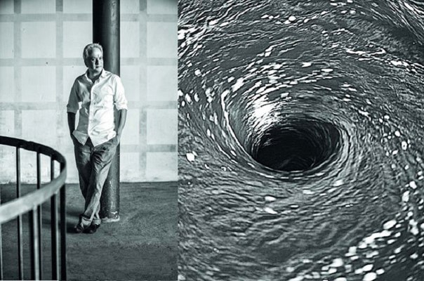 На первом фестивале современного искусства, проходящем в Индии, художник Аниш Капур (Anish Kapoor) представил инсталляцию, сделанную в виде большого водоворота, установленного прямо в помещении. Воронка напоминает бездонную дыру, которая буквально приковывает зрителей, «затягивая» их взгляды в бурлящую черноту.