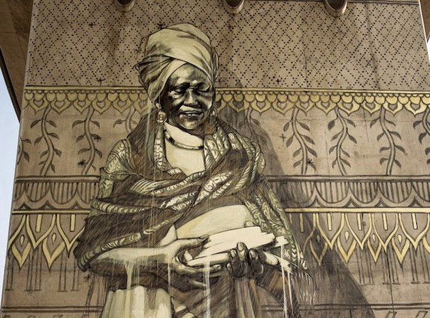 В последние десятилетия искусство все активнее перемещается из выставочных залов и галерей на улицы городов. Оно становится ближе и понятнее, входит в повседневную жизнь, отражая самые острые проблемы. Недавно в южноафриканском городе Дурбан прошел 25-й Всемирный конгресс по архитектуре, в котором, наравне с дизайнерами, приняла участие и талантливая художница, работающая под псевдонимом Faith47. В рамках мероприятия она презентовала серию гигантских фресок, на которых изображены коренные африканцы.