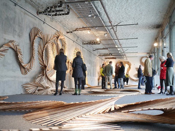 Калифорнийская художница, скульптор, а по совместительству еще и производитель мебели, Барбара Холмс подготовила оригинальную 50-метровую инсталляцию в виде змеи, состоящей из тонких древесных планок. Все материалы были найдены Холмс на городской свалке.