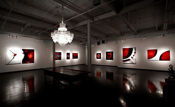 Нью-Йоркскому художнику Джордану Иглзу (Jordan Eagles) творчество дается потом и кровью. И если пот у художника свой собственный, то кровь, которой нарисованы его картины, он берет на скотобойне. Проделывая с ней разнообразные манипуляции, - запекая, выпаривая, состаривая, смешивая с медью и другими веществами, художник и превращает кровь в творческий материал для создания своих абстрактных полотен.