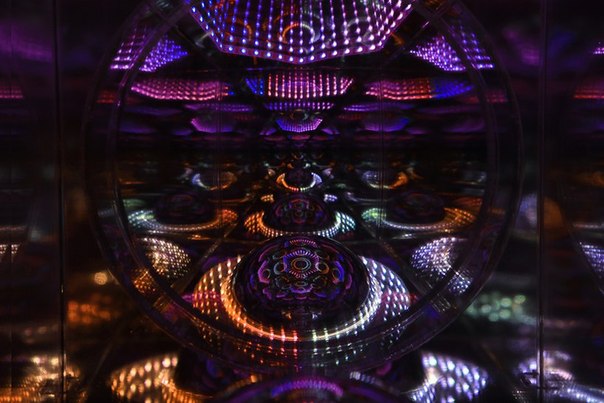 Дизайнер из Бруклина Габриель Пулекио (Gabriel Pulecio) создал инсталляцию, которая демонстрирует красочное пространство внутри ящика.