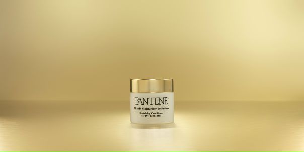 Уверены, для вас не секрет, что Pantene не всегда выглядел так, как сеичас, а знаете ли вы, что свою фирменную золотую крышечку цилиндрическои формы, которую поклонники бренда помнят до сих пор, Pantene получил после редизаина в 1973 году Мы всегда развиваемся и стремимся к инновациям, чтобы ваши волосы оставались крепкими, густыми и сильными каждыи день. #сильнееспантин, #pantenerussia