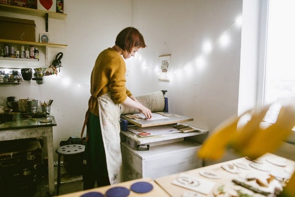 Александра Дворникова — художник-иллюстратор и гравер из Санкт-Петербурга. Закончила художественную академию имени Штиглица, сейчас учится на арт-терапевта, рисует и работает с людьми с особенностями развития.