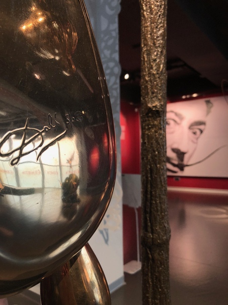 Многие задают вопрос: на выставке в Эрарте представлены оригиналы скульптур Дали 