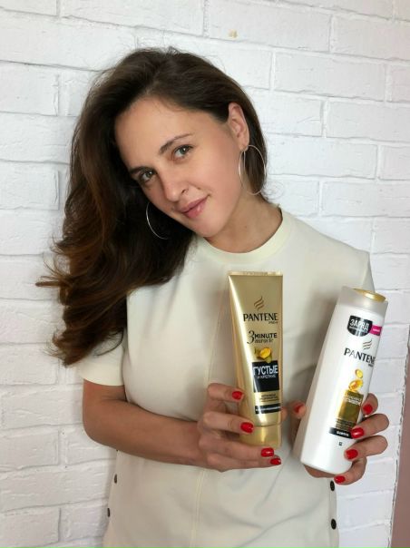 Меняться хочется всегда! Прямые, кудрявые, волнистые, так много причесок, но щипцы и фен совсем не щадят твои волосы, делая их ломкими и слабыми, а если со сменои образов связана твоя професия, твои волосы постоянно проходят сложнеишии квест!Маша Шумакова @shumakova_masha знает об этом как никто, и выбирает Pantene для поврежденных волос. 