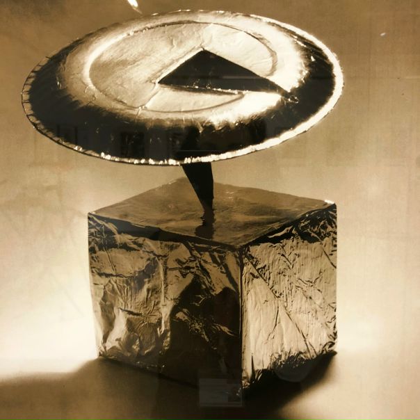 Проект Андрея Чежина, который представлен сейчас в Эрарте, — это постмодернистский учебник по модернизму. Здесь художник применил весь классический набор приемов: ревизию и ироническую переоценку достижений предыдущей эпохи, гипертекстуальность, цитатность, невыявленность позиции авторского «я». Образ кнопки — плоской и одновременно объемной — появился у Чежина неслучайно. Представители модернизма старались преодолеть инерцию картинной плоскости либо в сторону еще большего ее уплощения, либо, наоборот, привнося в картину эффект скульптуры. Все это Андрей Чежин обыгрывает в своих работах. 