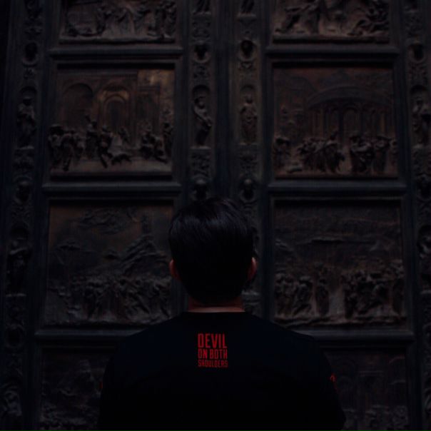 Дроп футболки «Devil On Both Shoulders» состоится 15 августа на нашем сайте pzhwear.com.