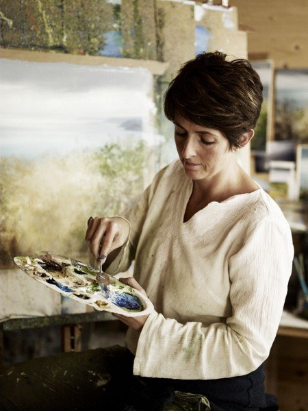 Всегда очень интересно разглядывать мастерские творческих людей, но не менее интересно наблюдать и за самим процессом – как человек творит, создает нечто новое и удивительное. В такие моменты вдохновляет все, а главное – руки и лицо художника…