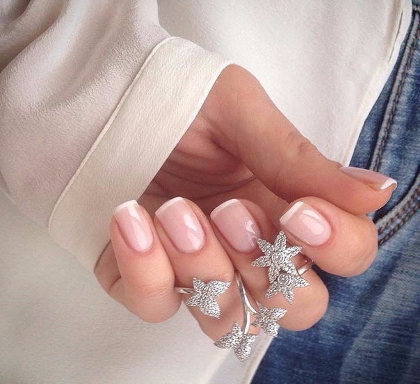 Cкoлькo y нac любитeльниц фрaнцyзcкoгo мaникюрa 