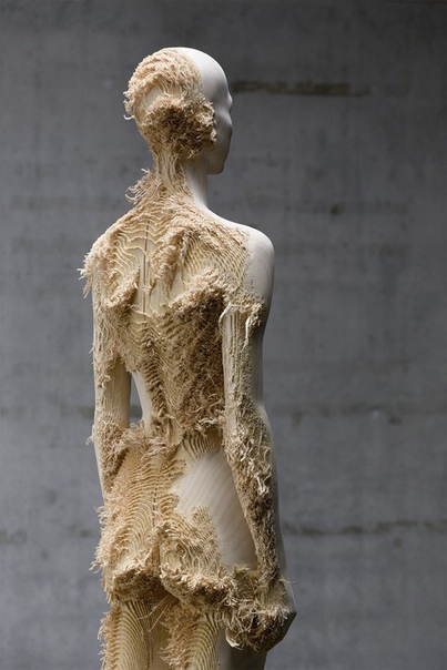 Итальянский скульптор Aron Demetz использует дерево для создания человеческих фигур. По мнению самого автора дерево является идеальным материалом для того чтобы передать ту гармонию и конфликты, которые существуют между человеком и природой. Представленные работы не только отражают человеческие эмоции, но и являются источником взаимодействия между человеком и его окружающим миром. А раздельный контраст между гладкой отшлифованной поверхностью и необработанной древесиной показывают всем нам, насколько данная гармония может приносить как пользу, так и вред человеческому организму. 