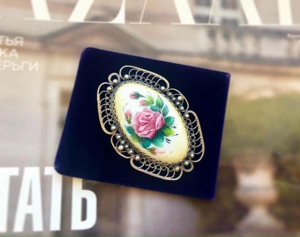 Брошь в наличии. Финифть. Ручная работа  