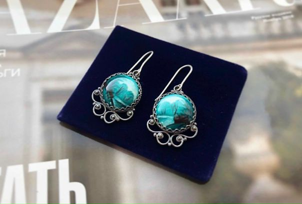 Серьги выполнены в технике Финифть. Ручная работа