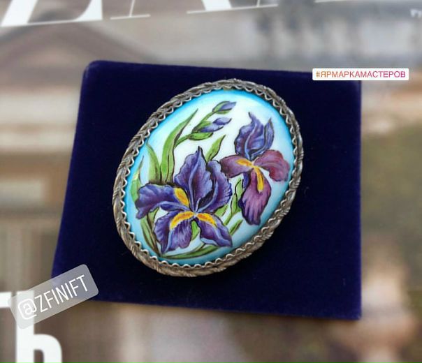 Брошь в наличии Финифть. Ручная работа