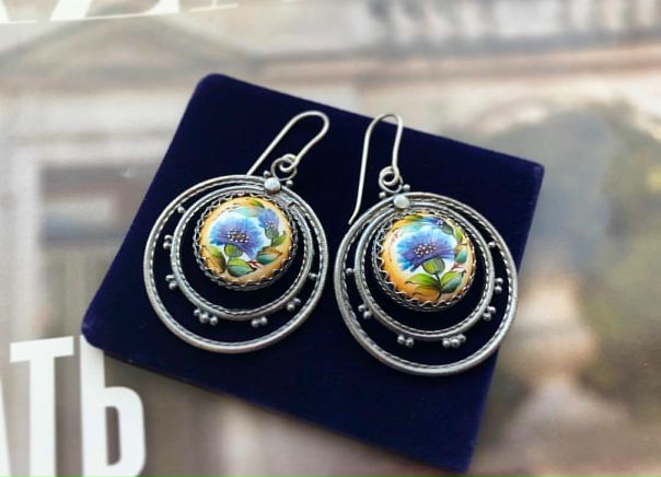 Новинка! Серьги выполнены в технике Финифть. Ручная работа 